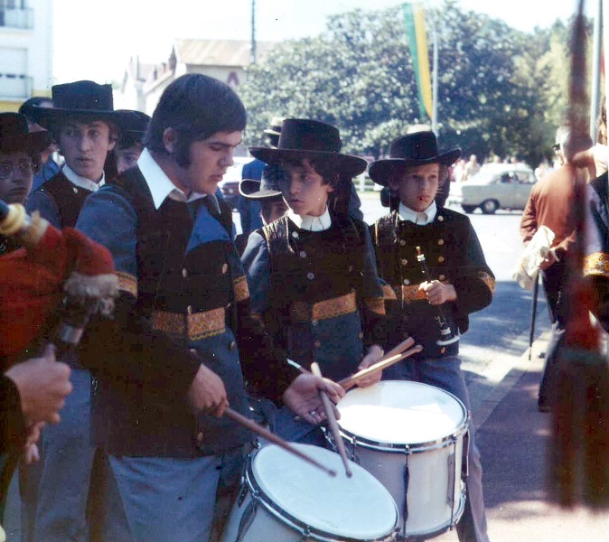 Xavier Pelliet au Bagad de Plomodiern au début des années 1970